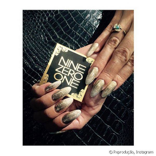 Vanessa Hudgens divulgou em seu Instagram uma foto em que aparece com um degrad? metalizado nas unhas